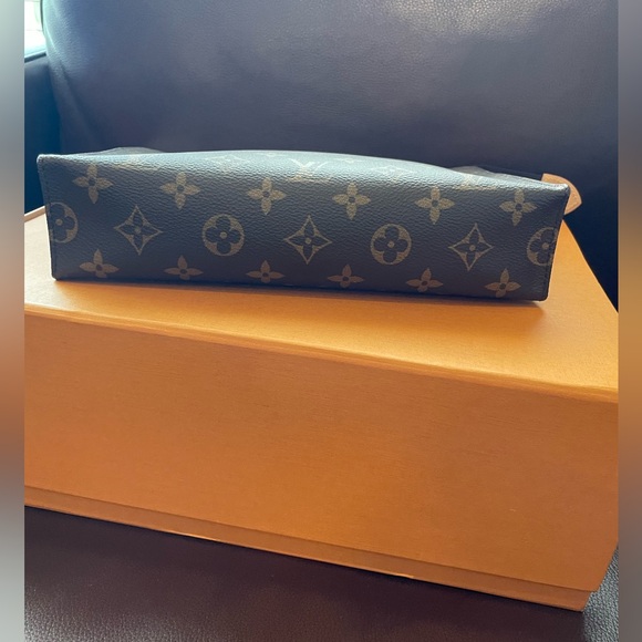 Like New Louis Vuitton Toiletry Pouch 26 - Picture 4 of 12